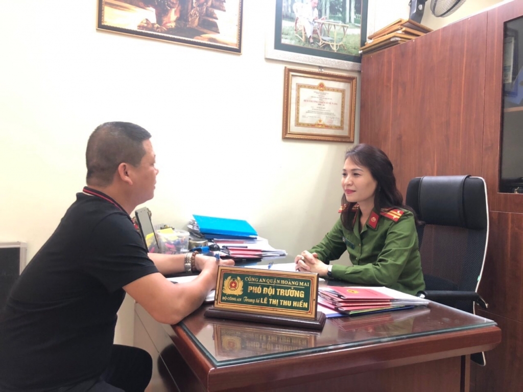Nhà báo Ngô Sơn trong lần phỏng vấn cán bộ CA quận Hoàng Mai (Hà Nội)