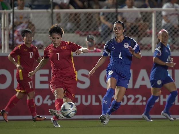 Tuyển nữ Việt Nam (áo đỏ) thua Philippines ở bán kết. (Nguồn: VFF)