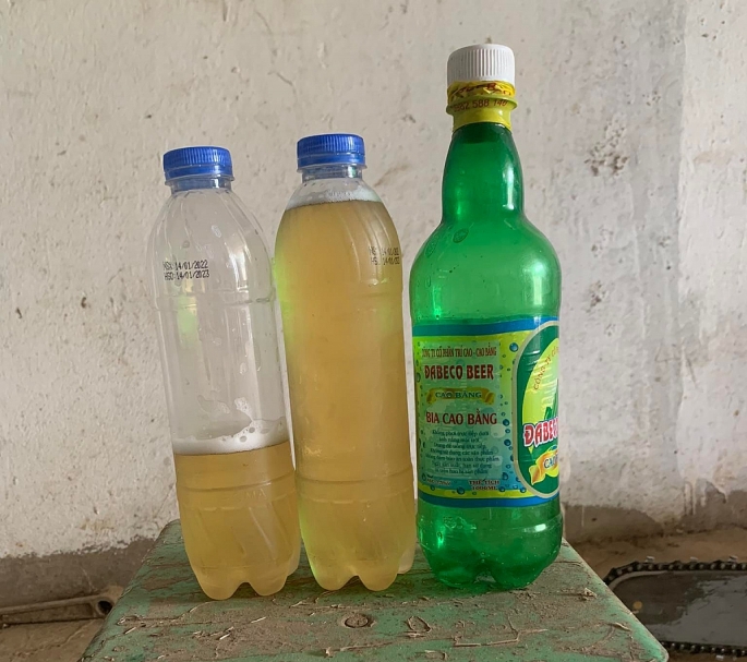 Bia Cao Bằng, nhãn mác ghi 1 lít nhưng thể tích thực chỉ khoảng 800ml