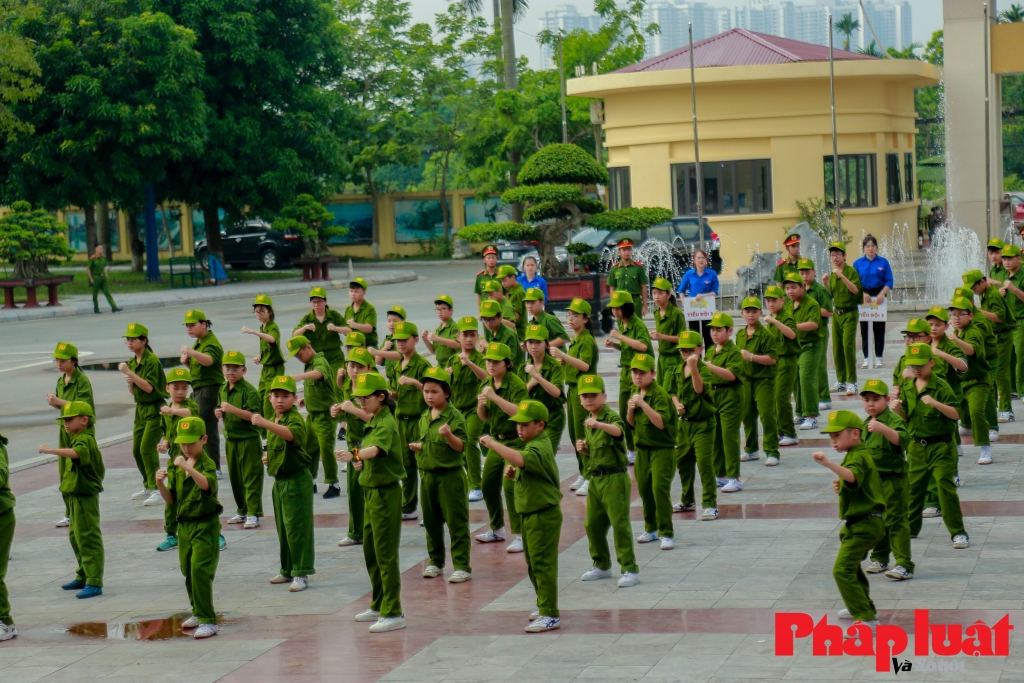 Trẻ em Hà Nội trải nghiệm cuộc sống chiến sỹ trong Học kỳ Công an