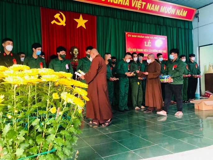 Đại Đức Thích Tâm Khuyến- Tặng quà cho các thanh niên xã Phổ Thuận lên đường nhập ngũ 