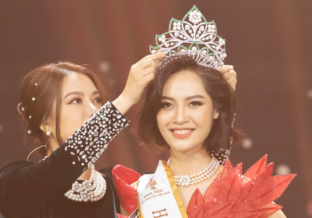 Cô gái Tày đăng quang Hoa hậu các dân tộc Việt Nam