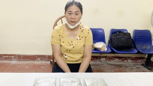 Bắt "nữ quái" vận chuyển thuê 3 bánh heroin