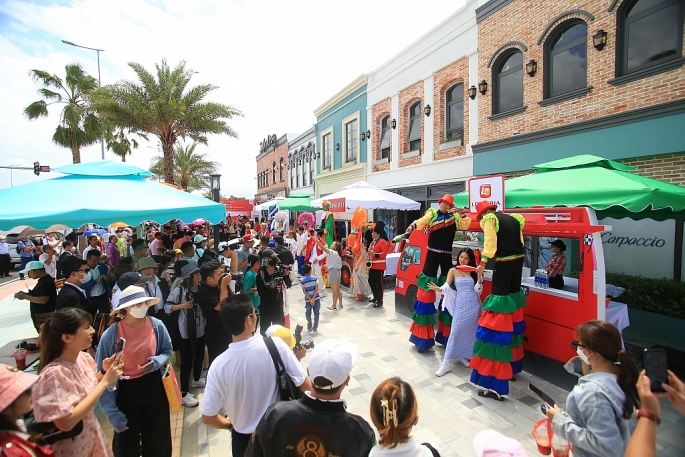 Đại lộ Shophouse phân kỳ Tropicana thuộc NovaWorld Ho Tram, đón số lượng lớn du khách đến ăn uống và mua sắm dịp cuối tuần