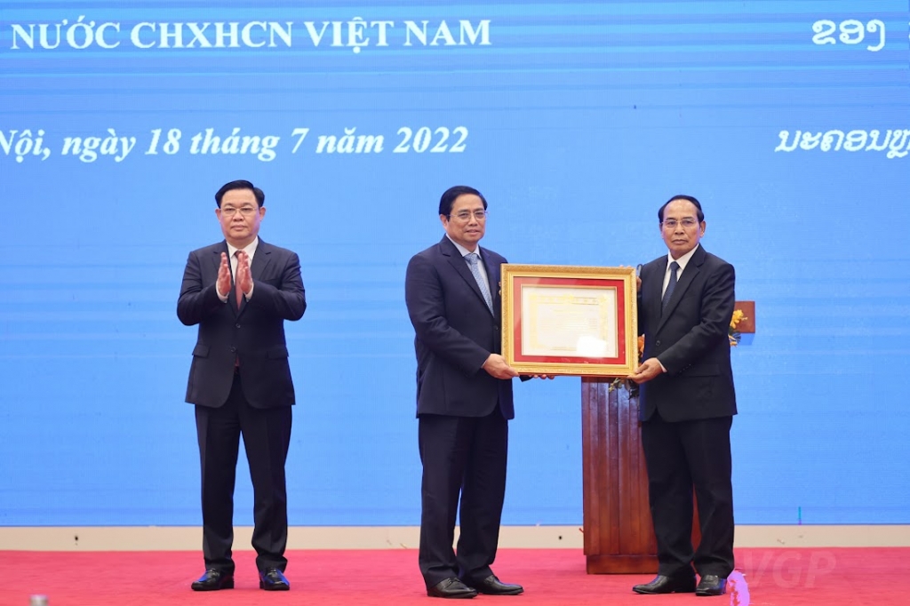 Lãnh đạo cấp cao Việt Nam nhận Huân chương của Nhà nước Lào