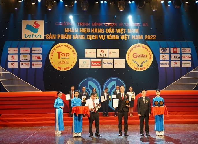 Ông Nguyễn Tiến Hùng – Giám đốc Kinh doanh Khu vực Hà Nội – Dai-ichi Life Việt Nam, nhận giải thưởng “Top 10 Dịch vụ Vàng Việt Nam 2022”