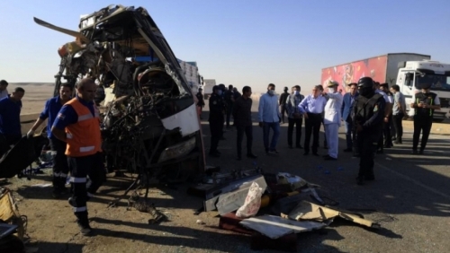 Xe buýt tông xe tải đang đậu bên đường, 22 người thiệt mạng