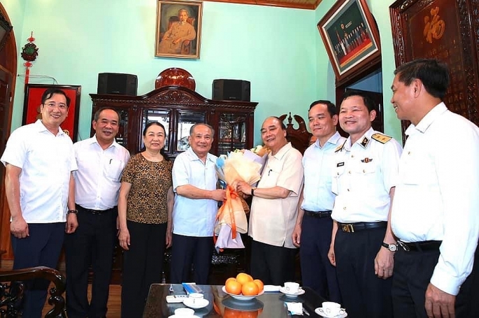 Chủ tịch nước Nguyễn Xuân phúc cùng các đồng chí lãnh đaọ TP Hải Phòng thăm gia đình Trung tướng Nguyễn Lân, Nguyên Tư lệnh Quân khu III