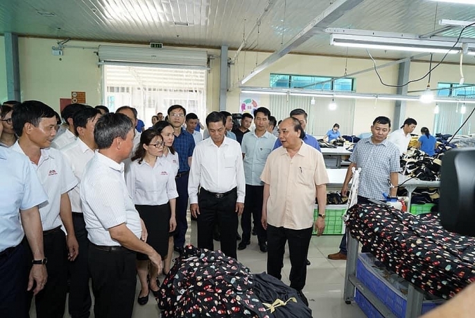 Chủ tịch nước Nguyễn Xuân Phúc thăm trực tiếp nơi sản xuất của Công ty Sao Mai