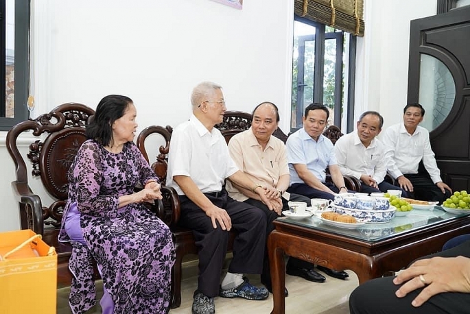 Chủ tịch nước Nguyễn Xuân phúc cùng các đồng chí lãnh đaọ TP Hải Phòng thăm ông Nguyễn Văn Huấn
