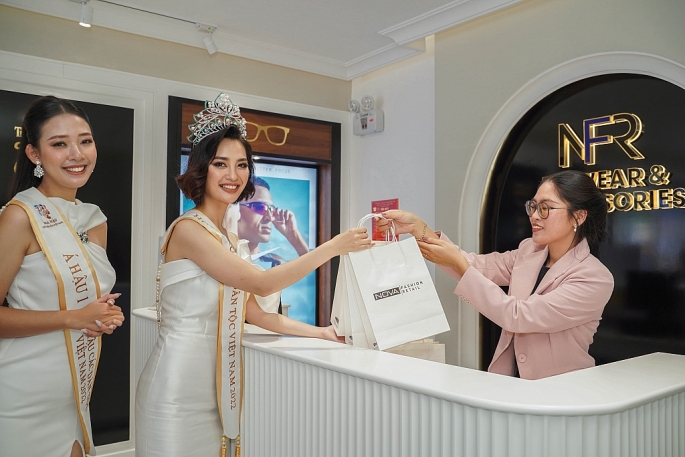 Hoa hậu Nông Thúy Hằng cho biết chuỗi shophouse rất tiện lợi, đáp ứng được nhu cầu mua sắm của mọi du khách 