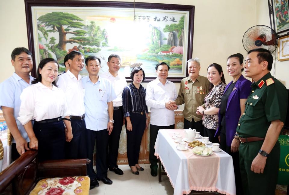 Bí thư Thành uỷ Hà Nội Đinh Tiến Dũng và lãnh đạo TP, huyện Ứng Hòa thăm, tặng quà thương binh Nguyễn Xuân Tiến. 