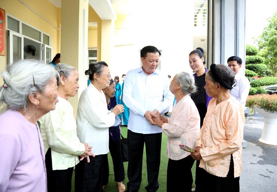 Bí thư Thành ủy Hà Nội Đinh Tiến Dũng thăm hỏi người có công tại Trung tâm Nuôi dưỡng và điều dưỡng người có công số 2 Hà Nội. 