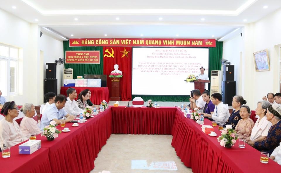 Bí thư Thành ủy Hà Nội Đinh Tiến Dũng phát biểu, tri ân người có công. 