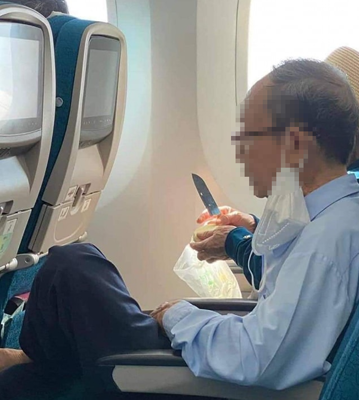 Hình ảnh khách cầm dao gọt trái cây trên máy bay từ TP.HCM đi Hà Nội (Ảnh: Mạng xã hội)