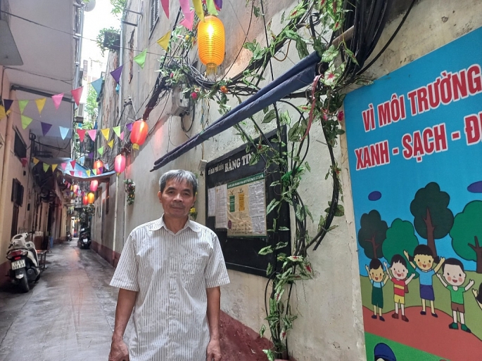 Ông Trương Hữu Thanh giới thiệu về ngõ phố 29 Cửa Bắc. Ảnh M.Miên