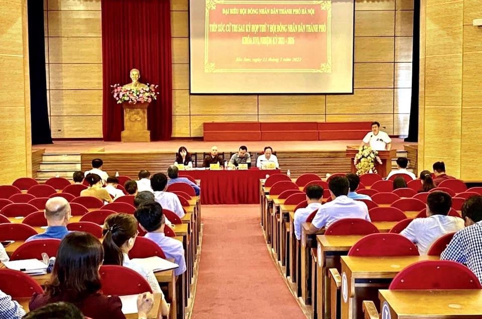 Quang cảnh cuộc tiếp xúc cử tri huyện Sóc Sơn của đại biểu HĐND TP Hà Nội.