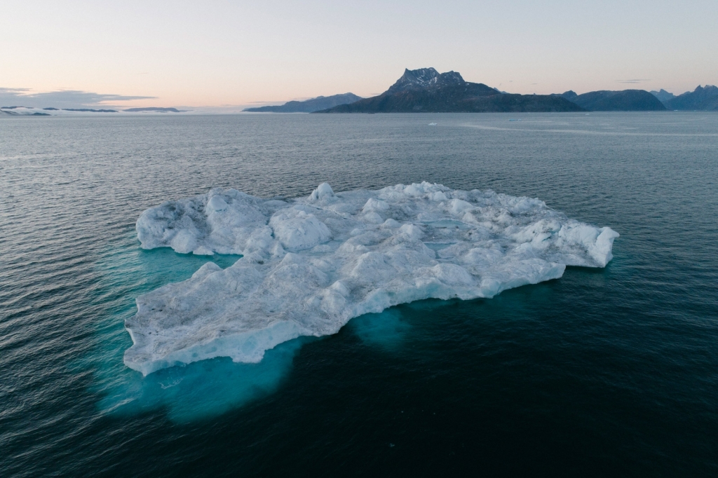 Một tảng băng trôi bên núi Sermitsiaq trên đảo Greenland. Băng tuyết là một trong những đặc điểm nổi bật nhất của hòn đảo này. (Nguồn: CNN)