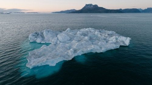 Băng tan nhanh ở Greenland do nhiệt độ ấm bất thường