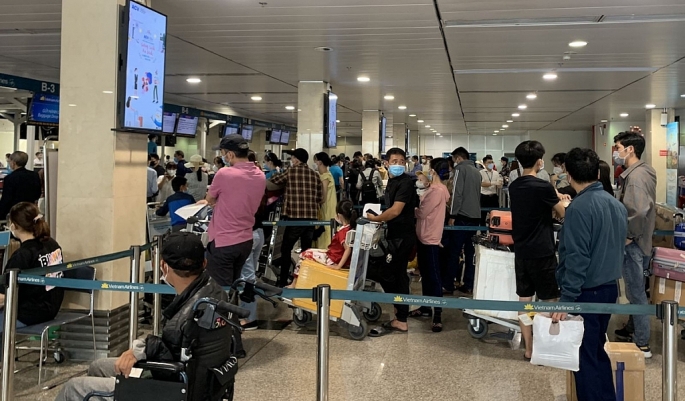 Cao điểm Hè, sân bay Tân Sơn Nhất luôn trong cảnh đông đúc