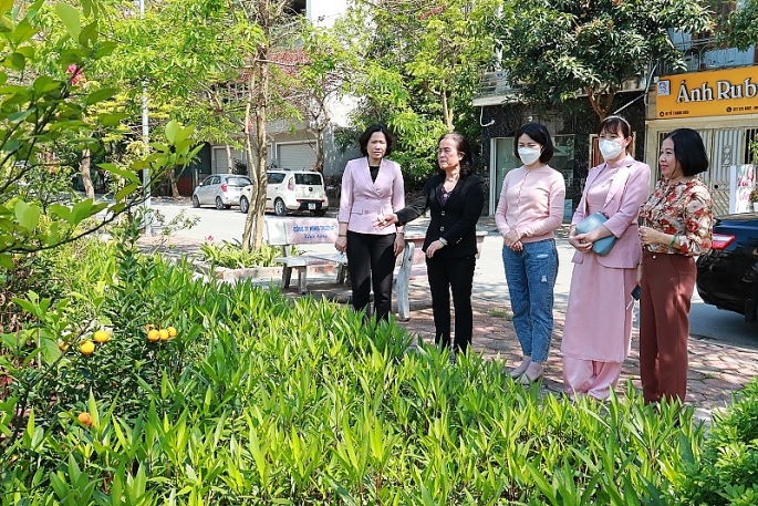 2.	Cô Vũ Thị Toán giới thiệu với Đoàn cán bộ Hội Phụ nữ mô hình chăm sóc vườn hoa, cây xanh do Chi hội Phụ nữ tổ dân phố số 7 phối hợp thực hiện 	Ảnh: NVCC