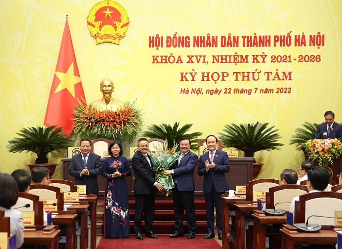 Các đồng chí trong Thường trực Thành ủy Hà Nội tặng hoa chúc mừng đồng chí Trần Sỹ Thanh. 