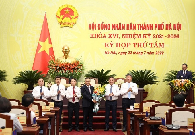 Các đồng chí lãnh đạo UBND TP Hà Nội tặng hoa chúc mừng đồng chí Trần Sỹ Thanh. 