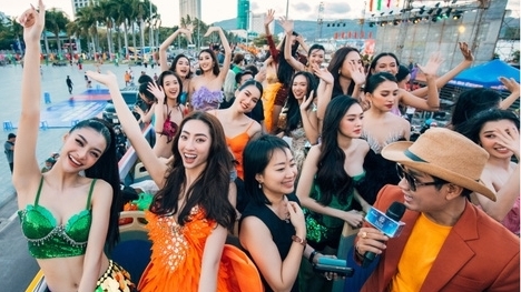 Thí sinh Miss World Vietnam gây tranh cãi khi ăn mặc “hở hang” diễu phố