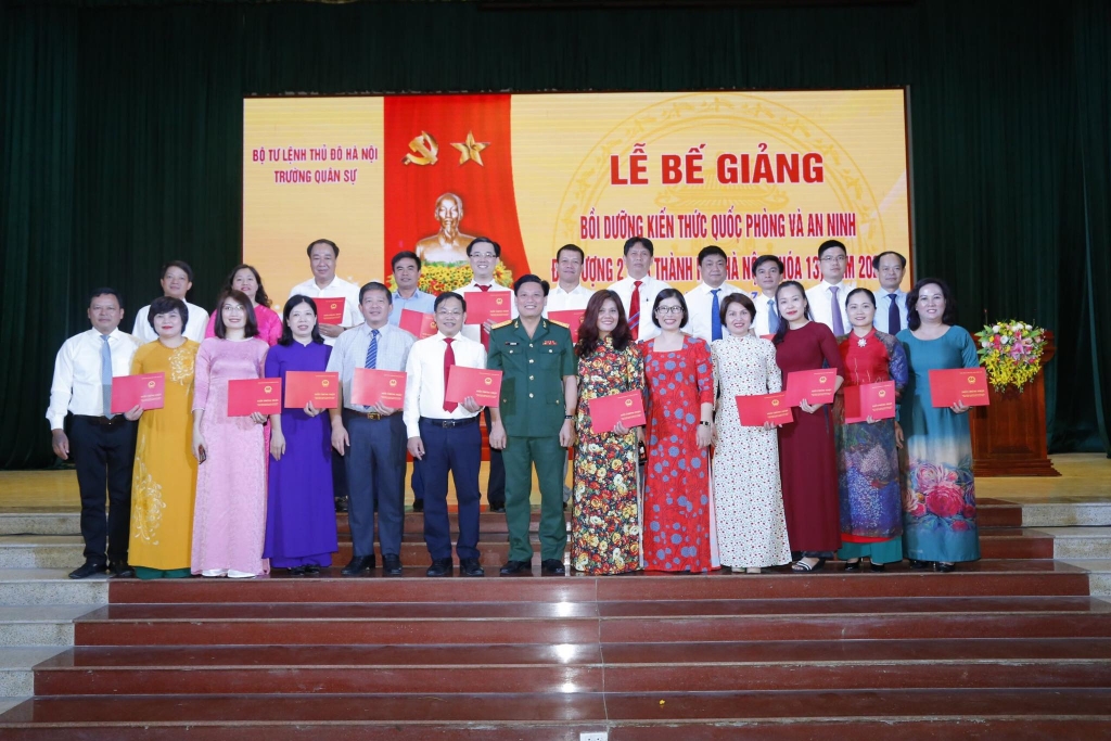 Đại tá Đỗ Hồng Thái, Hiệu trưởng Trường Quân sự Bộ Tư lệnh Thủ đô Hà Nội chụp hình lưu niệm cùng các học viên