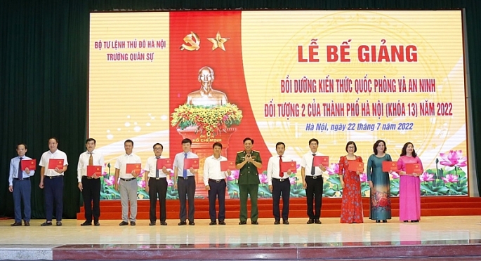 Hiệu trưởng Trường Quân sự Bộ Tư lệnh Thủ đô Hà Nội trao Giấy chứng nhận tốt nghiệp cho học viên.