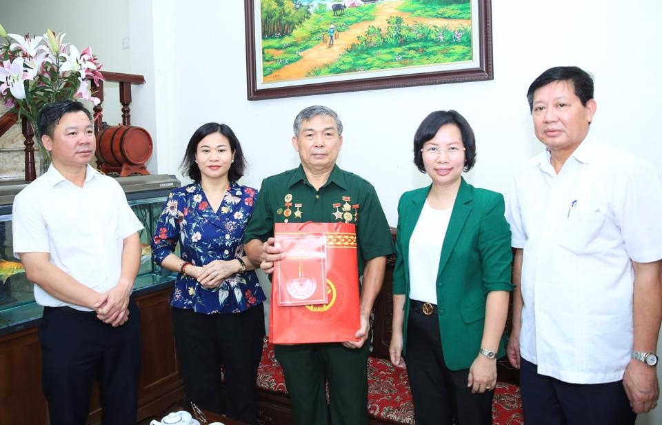 Lãnh đạo thành phố Hà Nội thăm, tặng quà các thương binh, bệnh binh