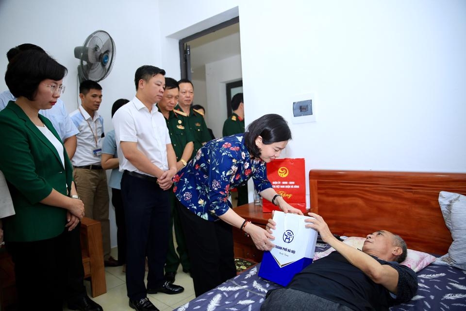 Lãnh đạo thành phố Hà Nội thăm, tặng quà các thương binh, bệnh binh