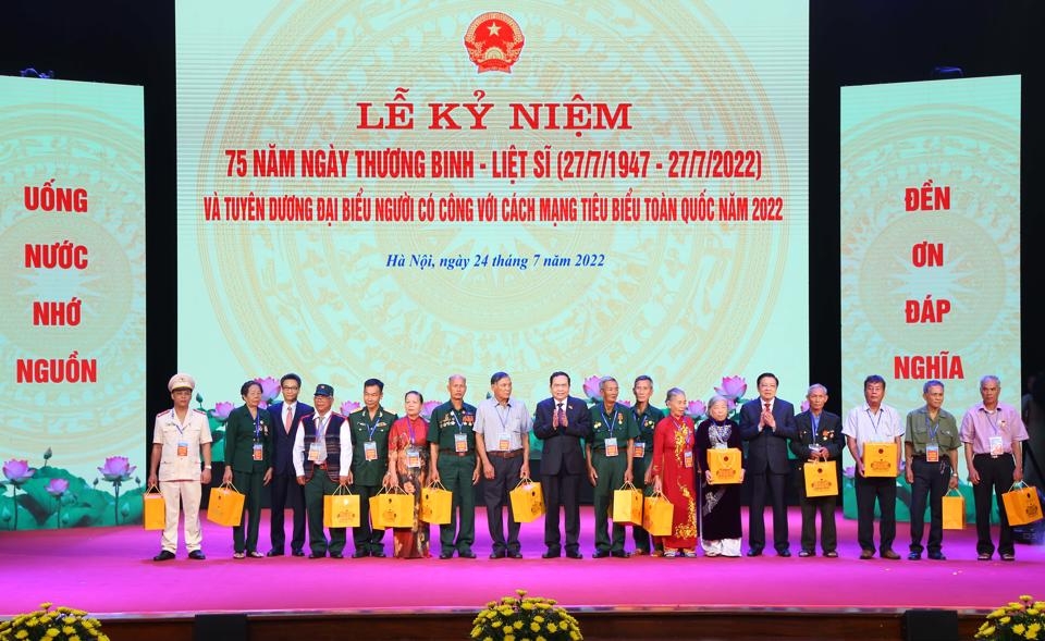 Chủ tịch nước Nguyễn Xuân Phúc, Trưởng Ban Nội chính Trung ương Phan Đình Trạc, Bộ trưởng Bộ LĐTB&XH Đào Ngọc Dung tặng quà lưu niệm cho các đại biểu người có công với cách mạng.
