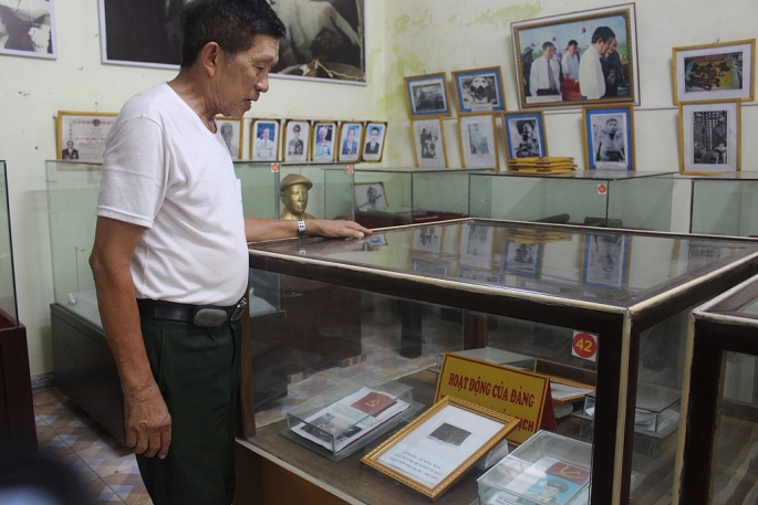 Ông Kiều Văn Uỵch “nhân chứng sống” nhà tù Phú Quốc giới thiệu hiện vật, tư liệu quý tại Bảo tàng Chiến sĩ Cách mạng bị địch bắt tù đày. Ảnh Mộc Miên