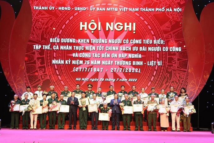 Bí thư Thành ủy Đinh Tiến Dũng và Bộ trưởng Bộ LĐTB&XH Đào Ngọc Dung trao Bằng khen của Bộ LĐTB&XH cho người có công tiêu biểu trên địa bàn TP Hà Nội. 
