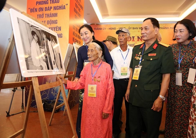 Mẹ Việt Nam Anh hùng Bùi Thị Nhuần (102 tuổi, Đặng Xá, Gia Lâm), có chồng và 1 con trai là liệt sĩ; cùng các thương binh và công chúng tham quan triển lãm.