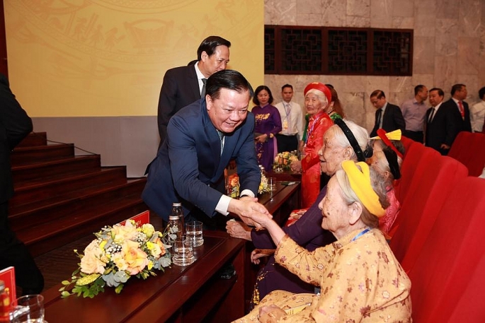 Bí thư Thành ủy Đinh Tiến Dũng thăm hỏi, tặng quà cho các Mẹ Việt Nam anh hùng tham dự buổi lễ.