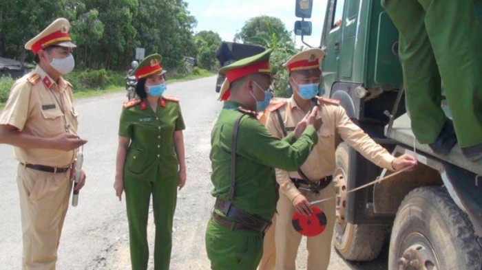 Đại tá Phan Thị Hường - Phó giám đốc Công an tỉnh Thanh Hoá trực tiếp kiểm tra, xử lý các phương tiện vi phạm chở quá tải, cơi nới thành thùng trên địa bàn tỉnh Thanh Hoá