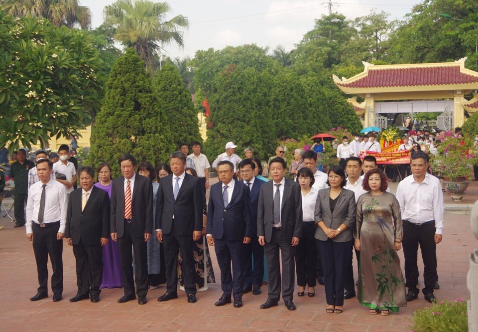 Đoàn đại biểu TP Hà Nội dâng hương, hoa tưởng nhớ các Anh hùng liệt sĩ tại Nghĩa trang liệt sĩ Ngọc Hồi. 