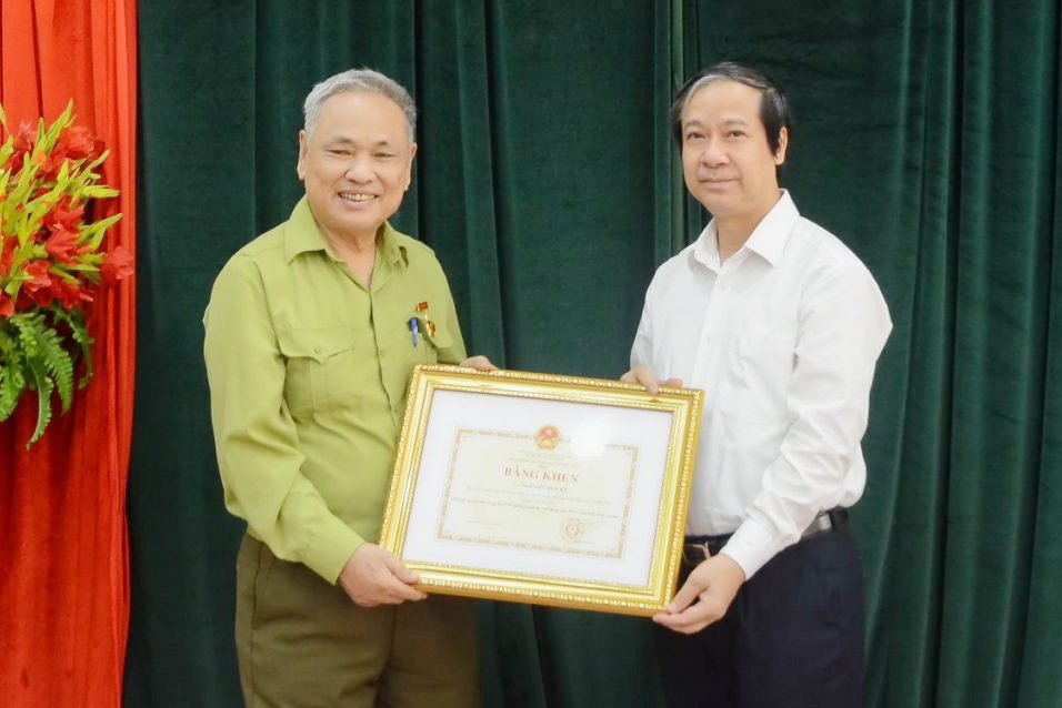 Bộ trưởng Bộ GD&ĐT tặng Bằng khen cụ ông 82 tuổi ở Hà Nội vừa đỗ tốt nghiệp THPT