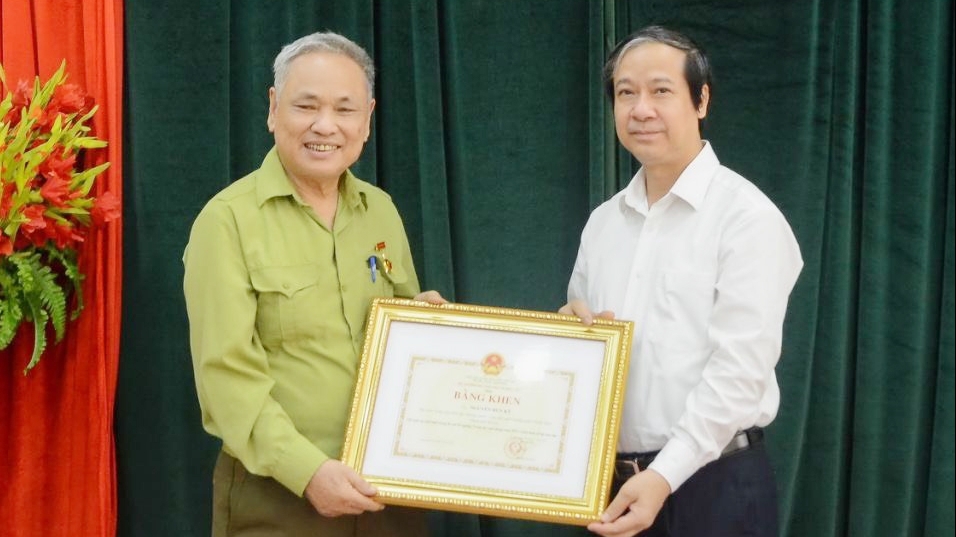 Bộ trưởng Bộ GD&ĐT tặng Bằng khen cụ ông 82 tuổi ở Hà Nội vừa đỗ tốt nghiệp THPT