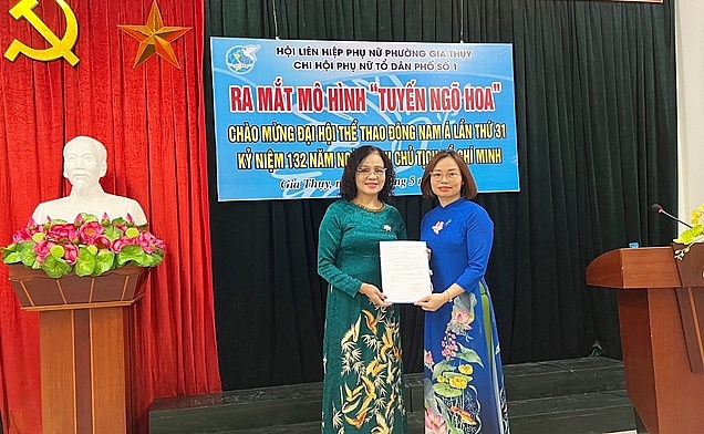 Cô Nguyễn Thị Thanh Nghị (trái) nhận Quyết định ra mắt mô hình Tuyến ngõ hoa của tổ dân phố Ảnh: NVCC