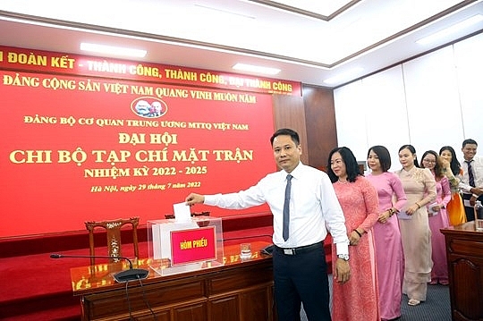 Các đảng viên bỏ phiếu bầu