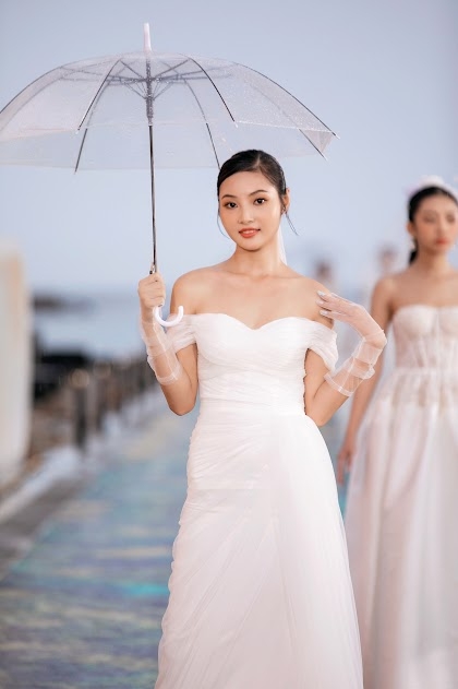 Thí sinh Miss World Việt Nam 2022 diễn thời trang dưới mưa