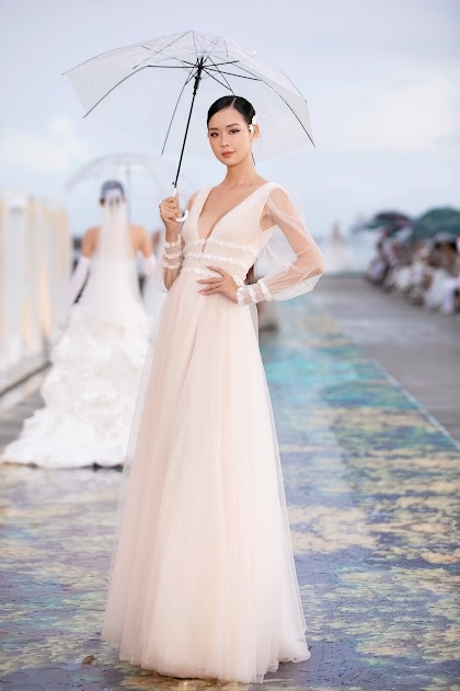Thí sinh Miss World Việt Nam 2022 diễn thời trang dưới mưa