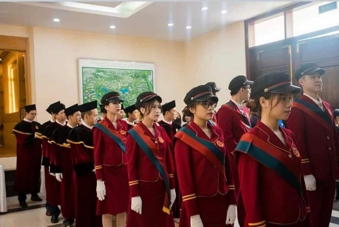 Giám đốc ĐH Quốc gia Hà Nội yêu cầu báo cáo việc Hiệu trưởng ĐH Kinh tế cầm quyền trượng ở lễ trao bằng tốt nghiệp