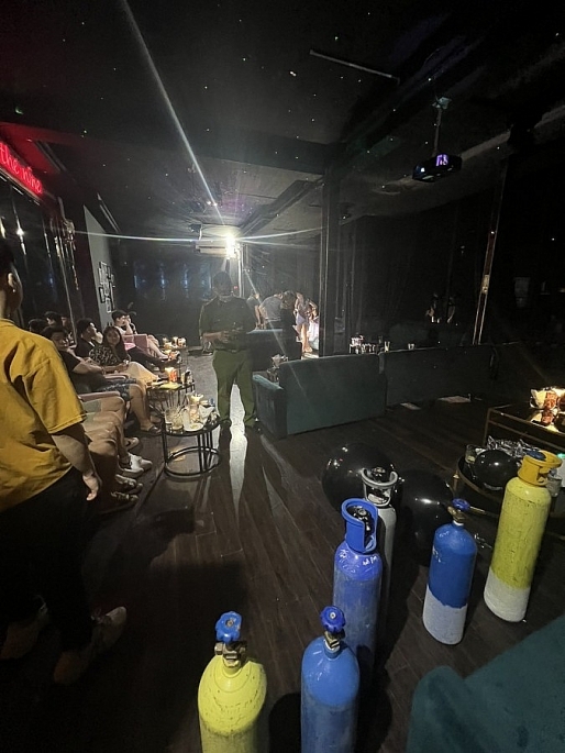 Kiểm tra hàng loạt cơ sở bar, cafe ở phố cổ Hà Nội phát hiện 32 bình khí cười