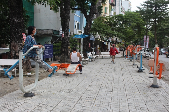Người dân phường Ngọc Khánh, quận Ba Đình tập luyện tại “phòng tập” thể thao ngoài trời. 	Ảnh Mộc Miên	