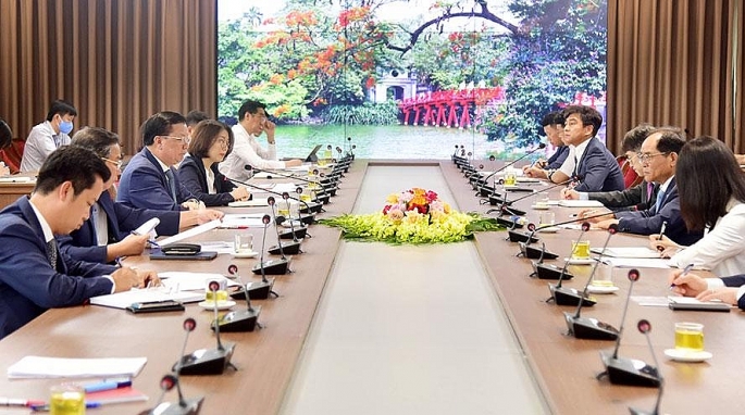 Bí thư Thành ủy Đinh Tiến Dũng tiếp Đại sứ Hàn Quốc tại Việt Nam Park Noh-wan.