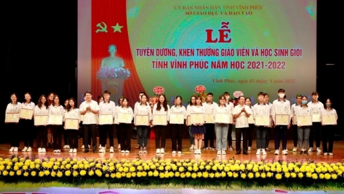 Vĩnh Phúc: Trao thưởng gần 1,3 tỷ đồng cho giáo viên, và học sinh có thành tích xuất sắc